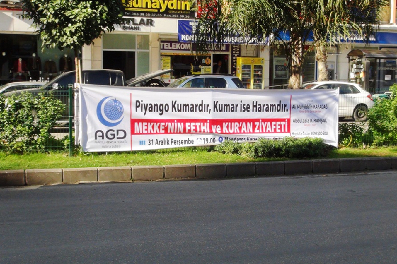 Adana caddelerine “Piyango Haramdır” pankartları asıldı